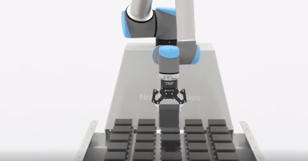 复合机器人：MiR的自主移动机器人通过搭配UR的协作机器人手臂及相关夹具