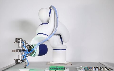 新松协作机器人在精密打磨装配和智能装配方面的应用场景视频