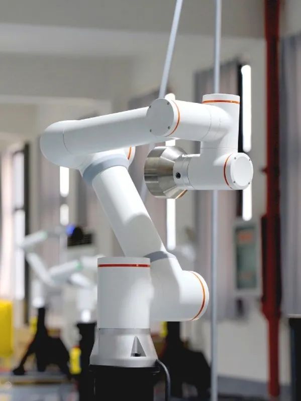机器人专业人才缺口达450万 法奥协作机器人为教育场景打开想象空间