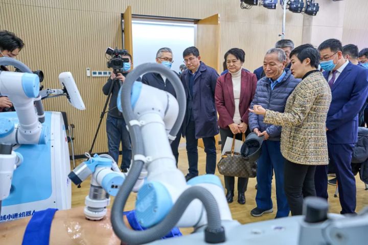 “人民健康系统工程机器人实验室”正式成立，遨博智能签订万台健康理疗协作机器人订单
