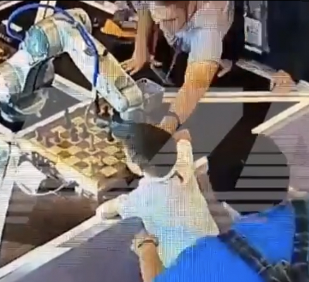 再现机器人伤人事件！象棋机器人夹断俄7岁男孩手指，机器人真的安全吗？
