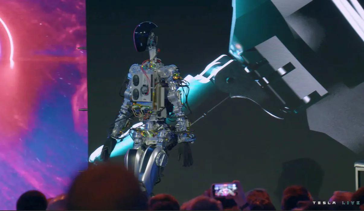 重磅！特斯拉CEO马斯克发布人形机器人原型Optimus