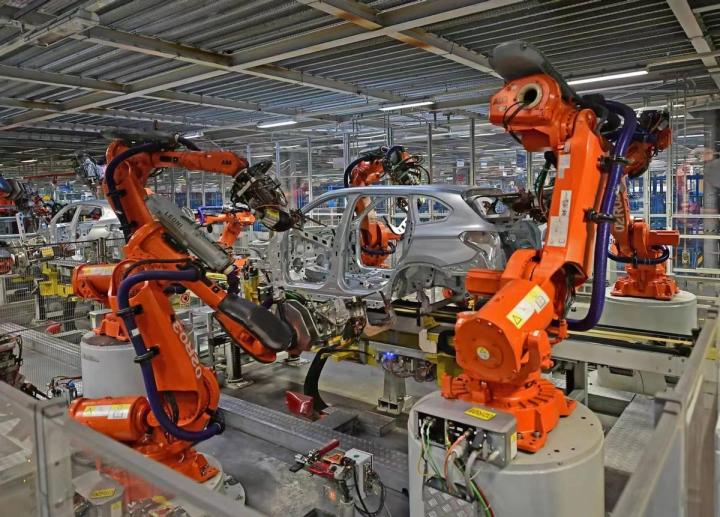 机器人大军将席卷工厂，面对失业潮，有没有人能够“幸免于难”？