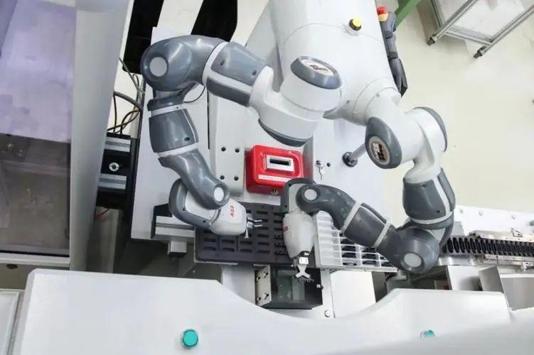 陆奇预言：大模型引领机器人自动化行业的未来